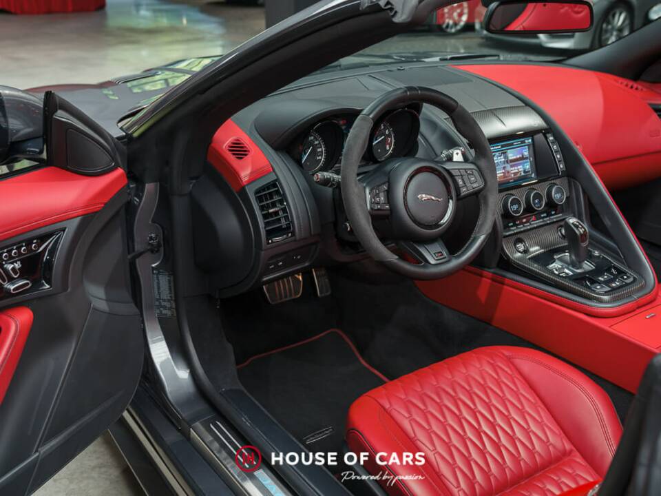 Afbeelding 17/25 van Jaguar F-Type SVR (2017)