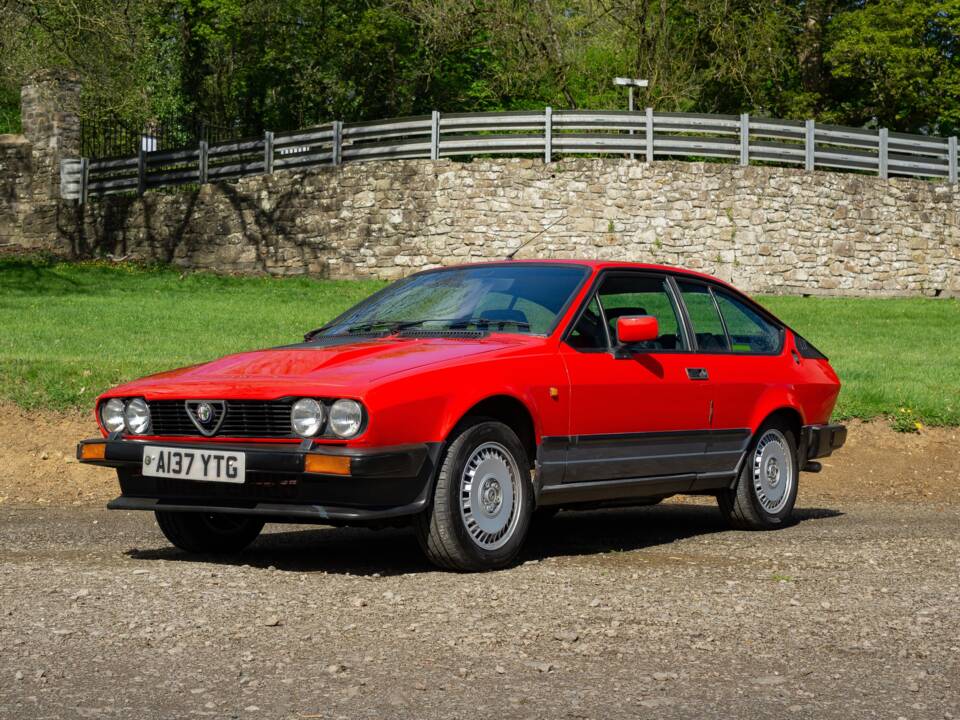 Image 1/25 of Alfa Romeo GTV 6 2.5 (1984)