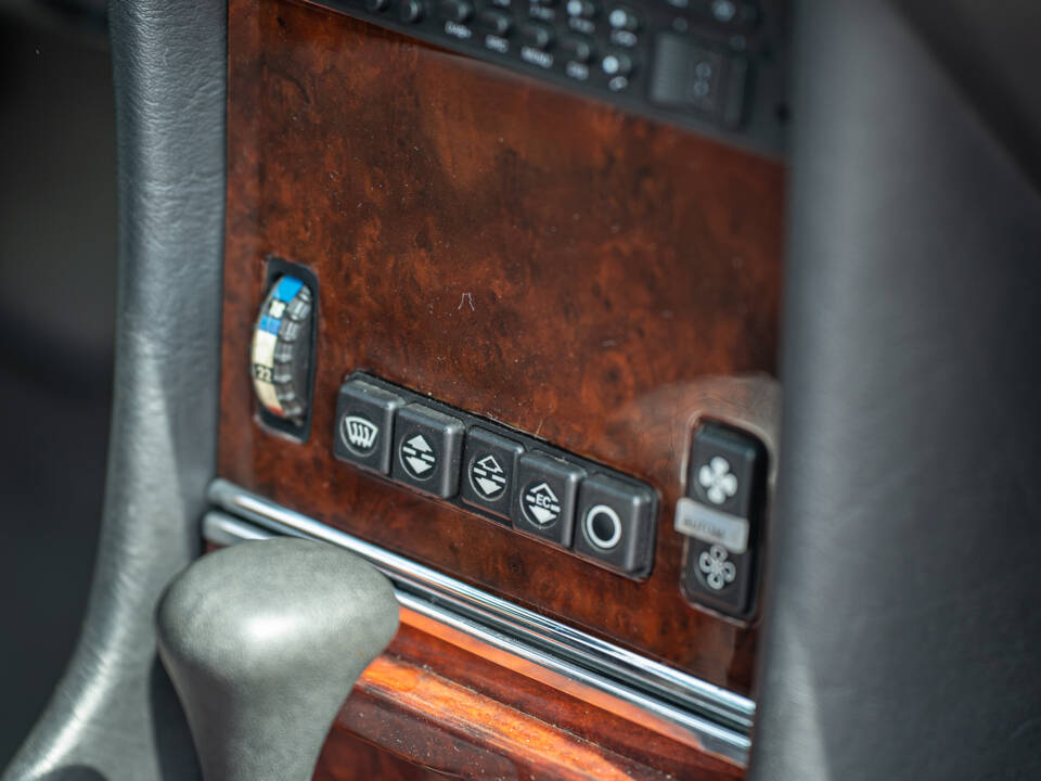 Image 53/68 of Mercedes-Benz 500 SL (1984)