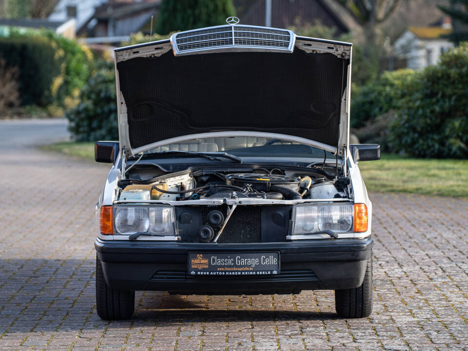 Image 8/42 de Mercedes-Benz 190 E (1984)