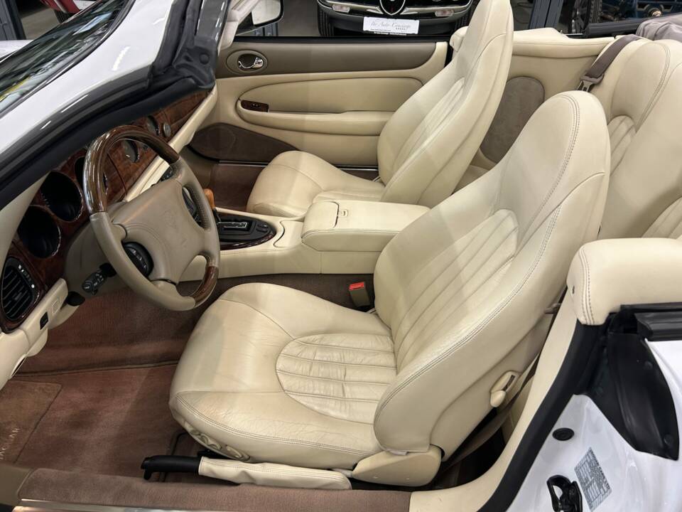 Immagine 10/28 di Jaguar XK8 4.0 (1997)