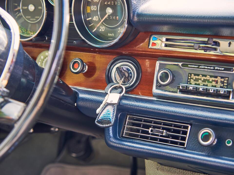Image 22/38 of Mercedes-Benz 300 SEL 6.3 (1970)