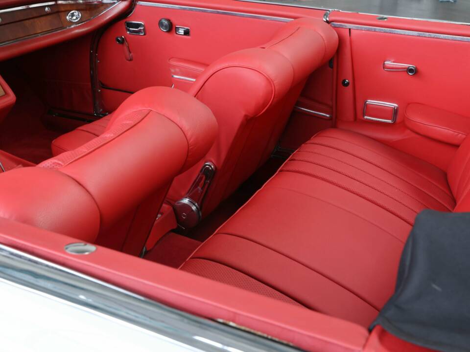 Image 29/50 of Mercedes-Benz 280 SE 3,5 (1969)