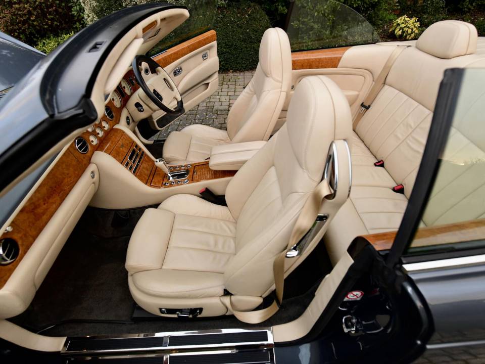 Image 30/50 of Bentley Azure (2007)