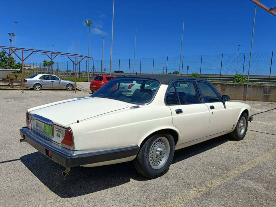 Image 2/50 of Jaguar XJ6 3.2 Sovereign (1983)