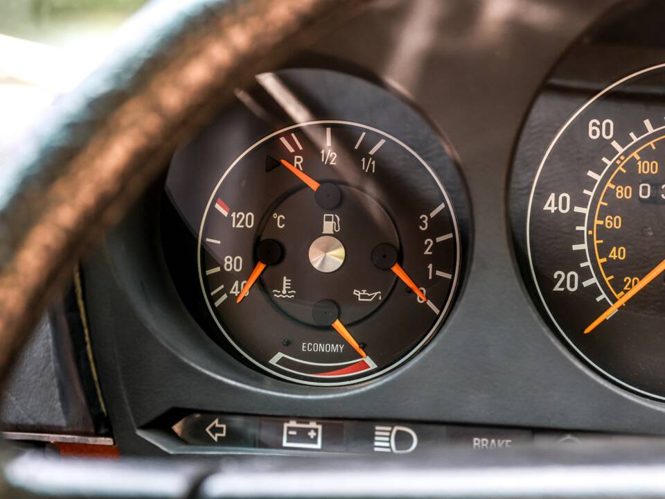 Afbeelding 36/40 van Mercedes-Benz 280 SL (1981)