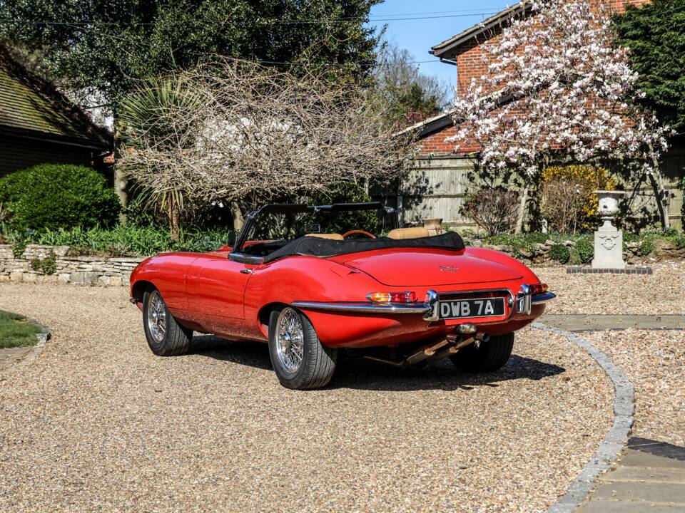 Image 12/41 de Jaguar E-Type (1968)