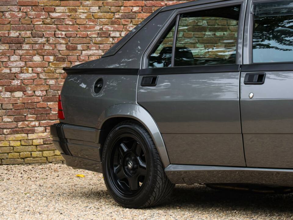 Image 33/50 of Alfa Romeo 75 3.0 V6 QV (1988)
