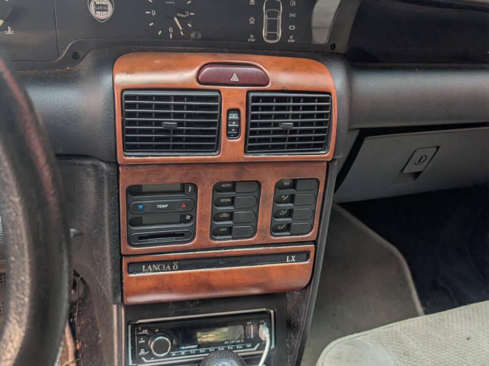 Bild 17/23 von Lancia Delta 1.6 HF (1990)