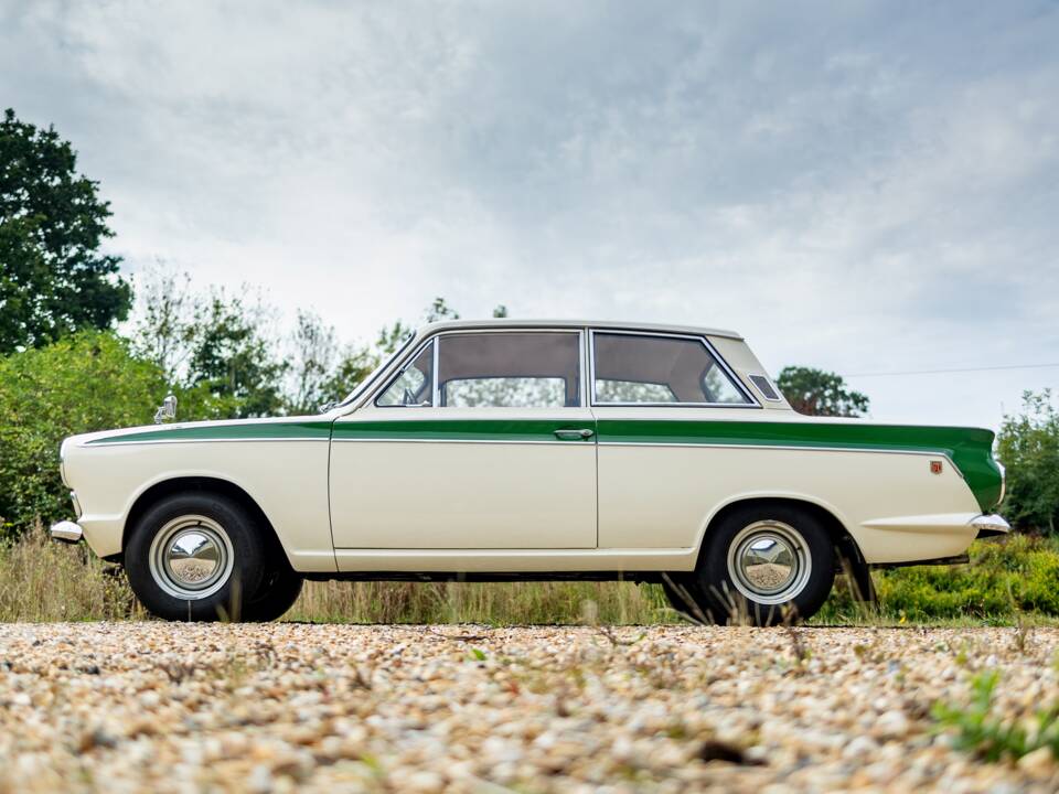 Image 2/18 of Ford Cortina GT (1966)