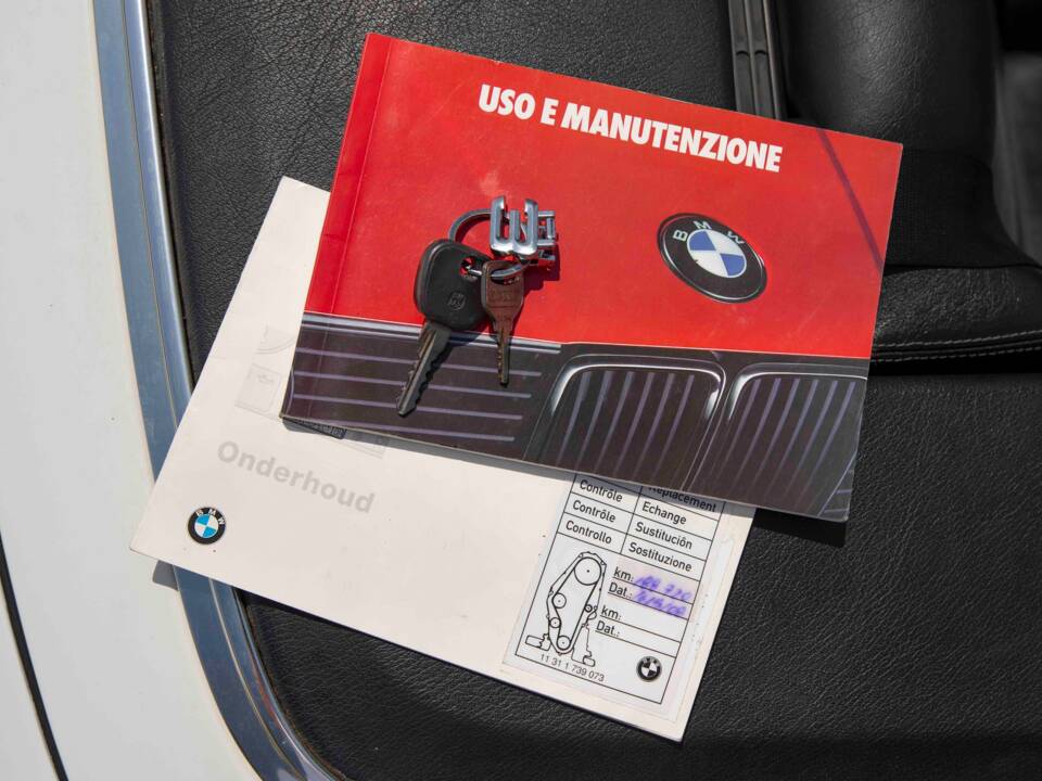Image 70/70 of BMW 320i (1990)