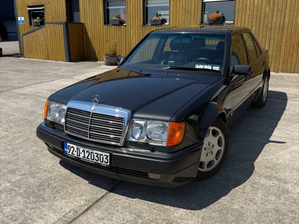 Image 13/23 of Mercedes-Benz 500 E (1992)