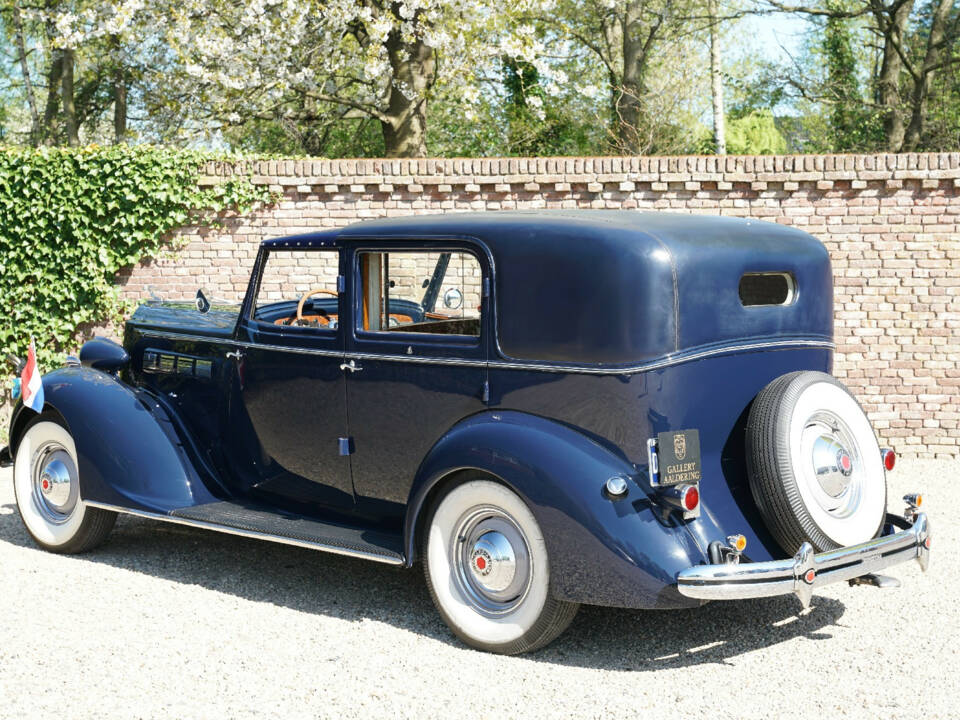 Image 21/50 of Packard eight (1937)