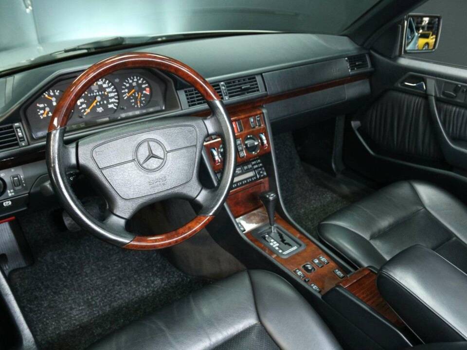 Image 13/30 of Mercedes-Benz E 320 (1994)