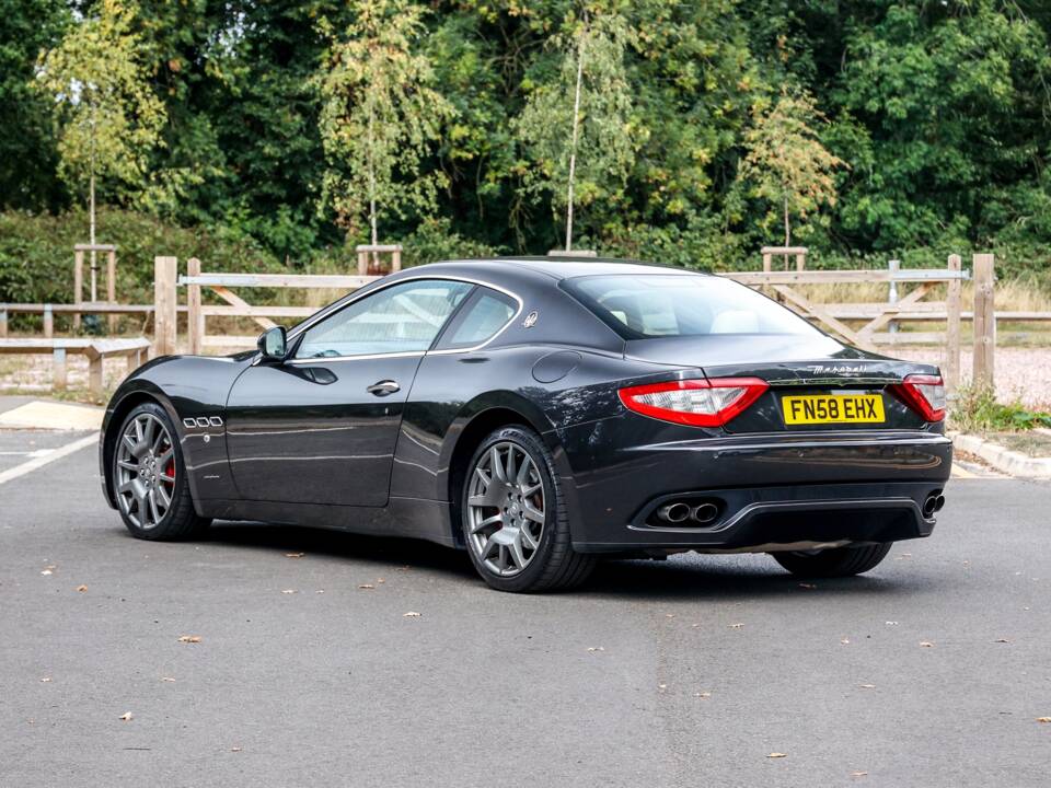 Image 3/43 of Maserati GranTurismo 4.2 (2008)