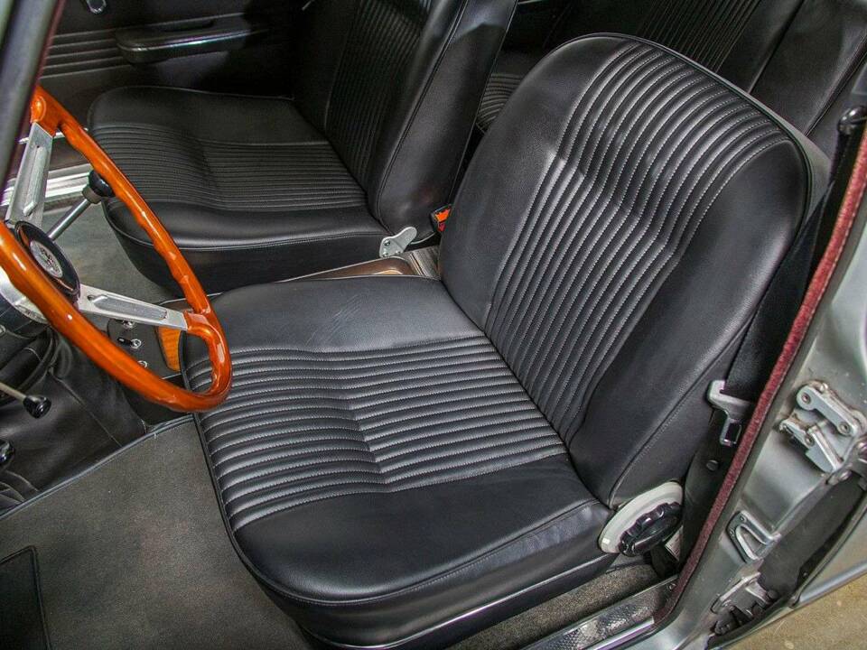 Image 16/23 of Alfa Romeo Giulia 1600 Super Biscione (1970)