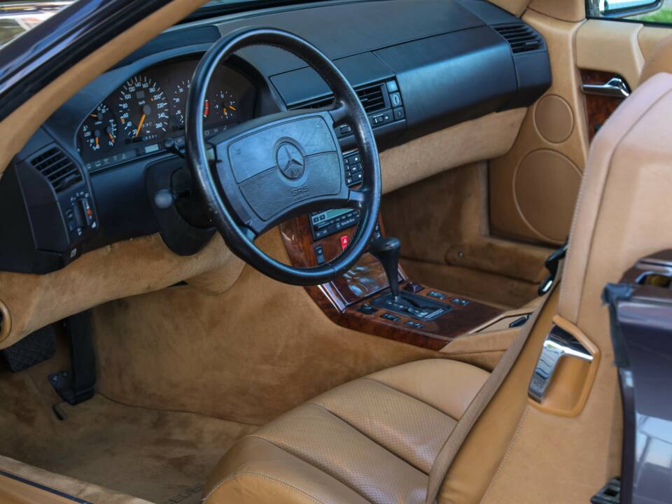 Image 20/50 of Mercedes-Benz 500 SL (1990)