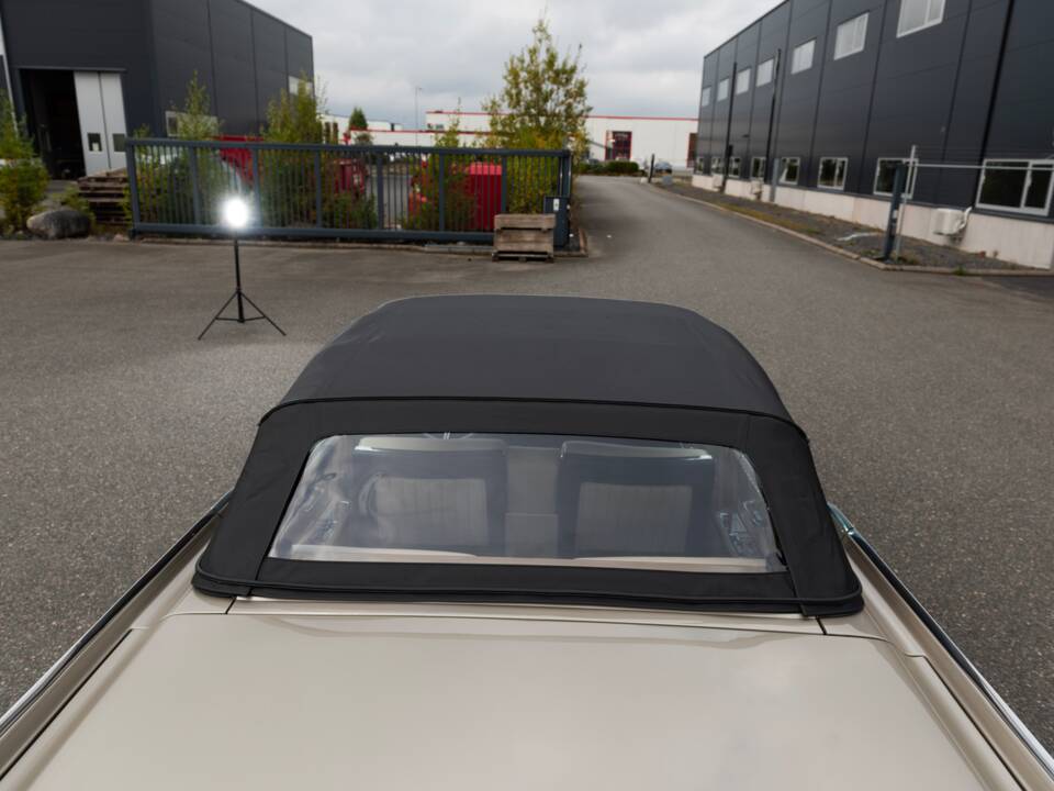 Bild 26/100 von Lincoln Continental Convertible (1965)