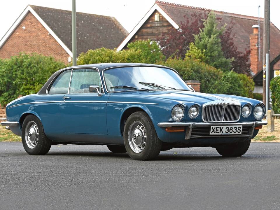 Image 1/21 de Daimler Double Six (1978)