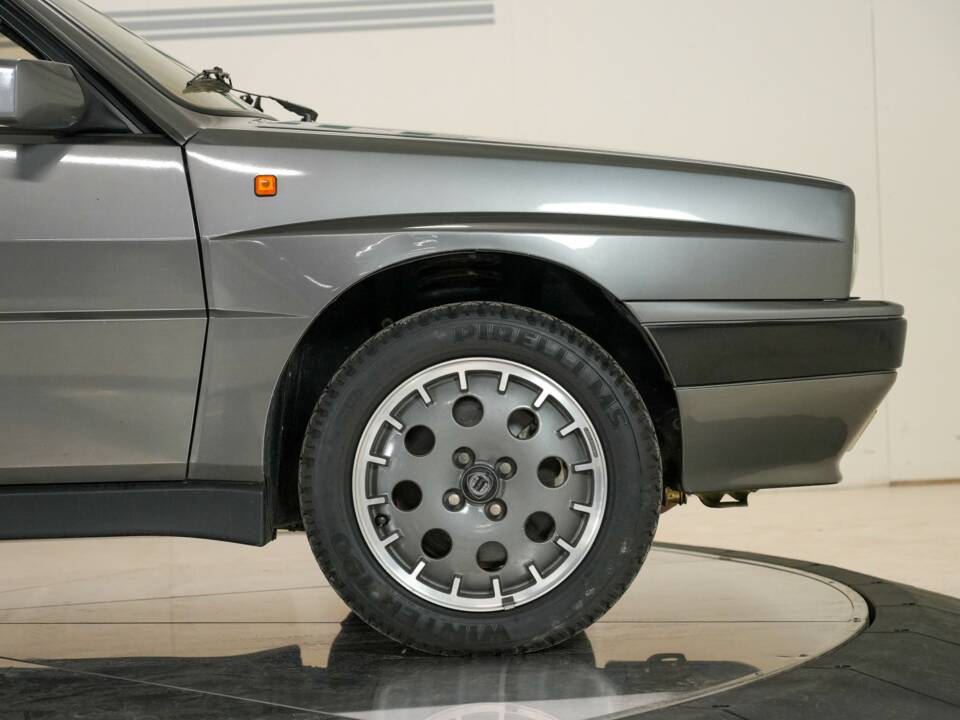 Image 14/46 of Lancia Delta HF Integrale (1988)