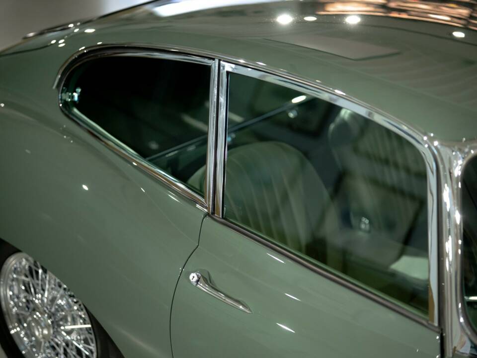 Image 10/50 of Jaguar E-Type 4.2 (1966)