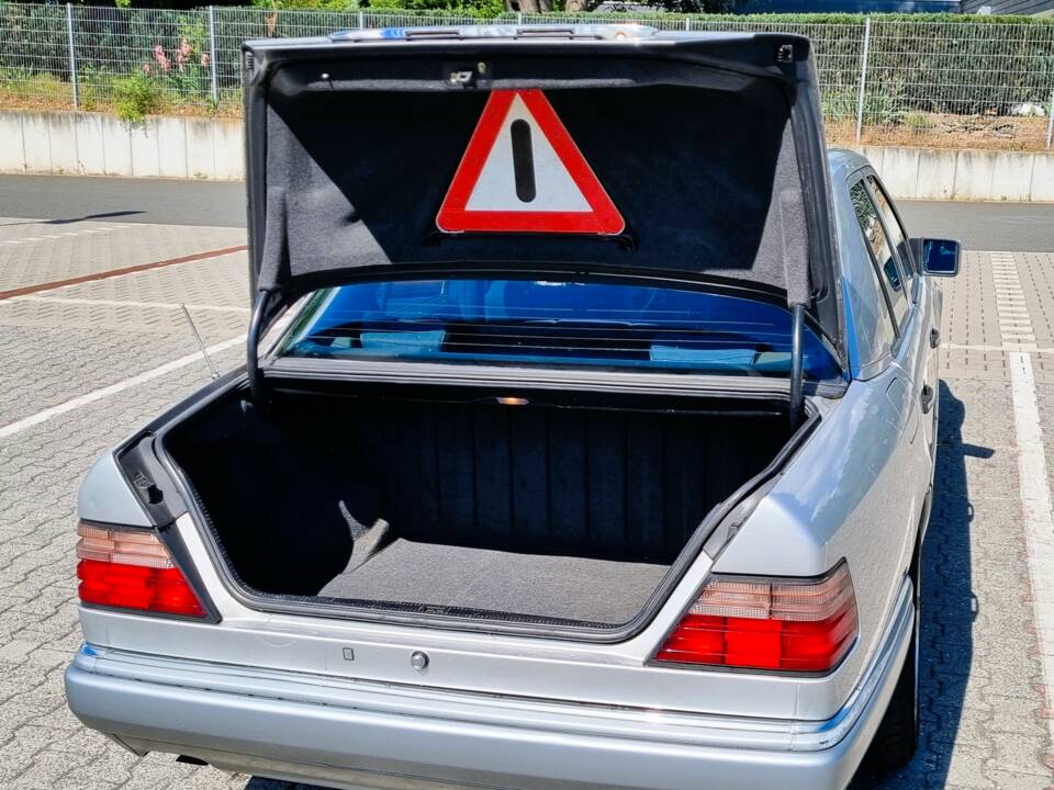 Bild 2/12 von Mercedes-Benz E 220 (1994)