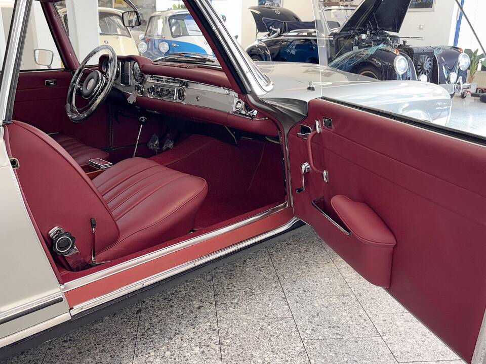 Image 13/24 of Mercedes-Benz 280 SL (1968)