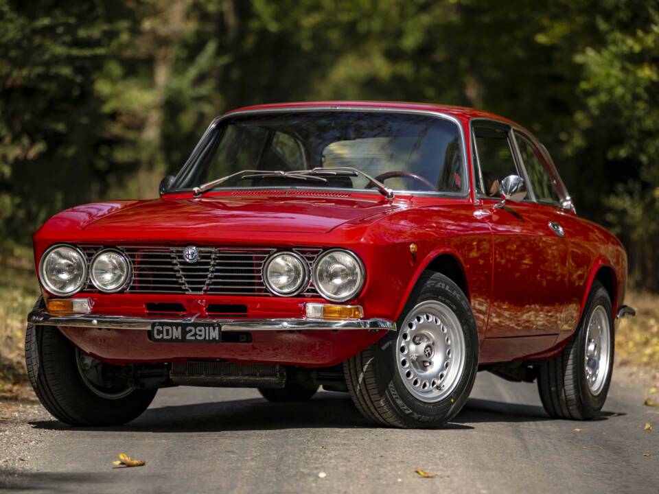 Image 1/12 de Alfa Romeo 2000 GT Veloce (1974)