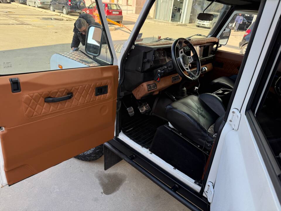 Afbeelding 4/73 van Land Rover Defender 110 (2005)