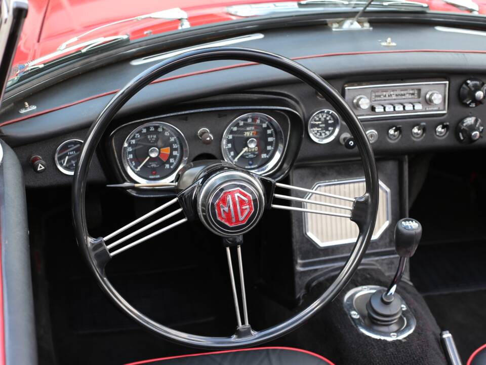 Image 25/49 of MG MGB (1966)