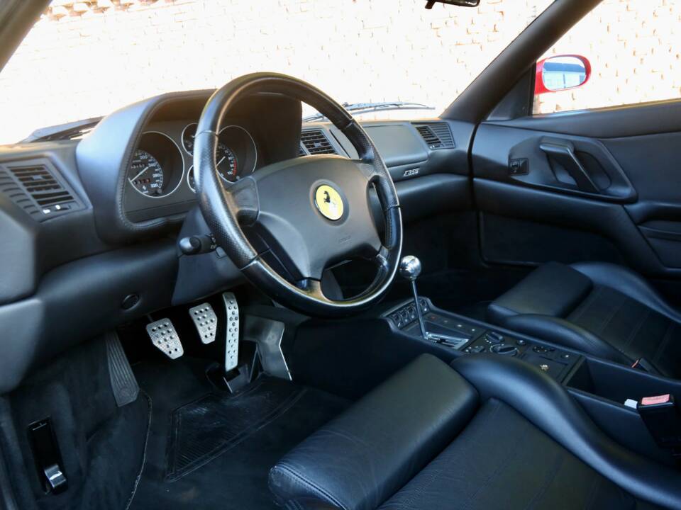 Image 45/50 de Ferrari F 355 Berlinetta (1996)