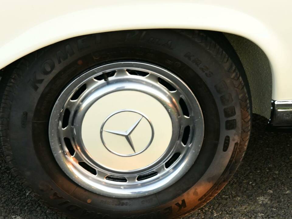 Image 24/50 of Mercedes-Benz 280 SE 3,5 (1971)