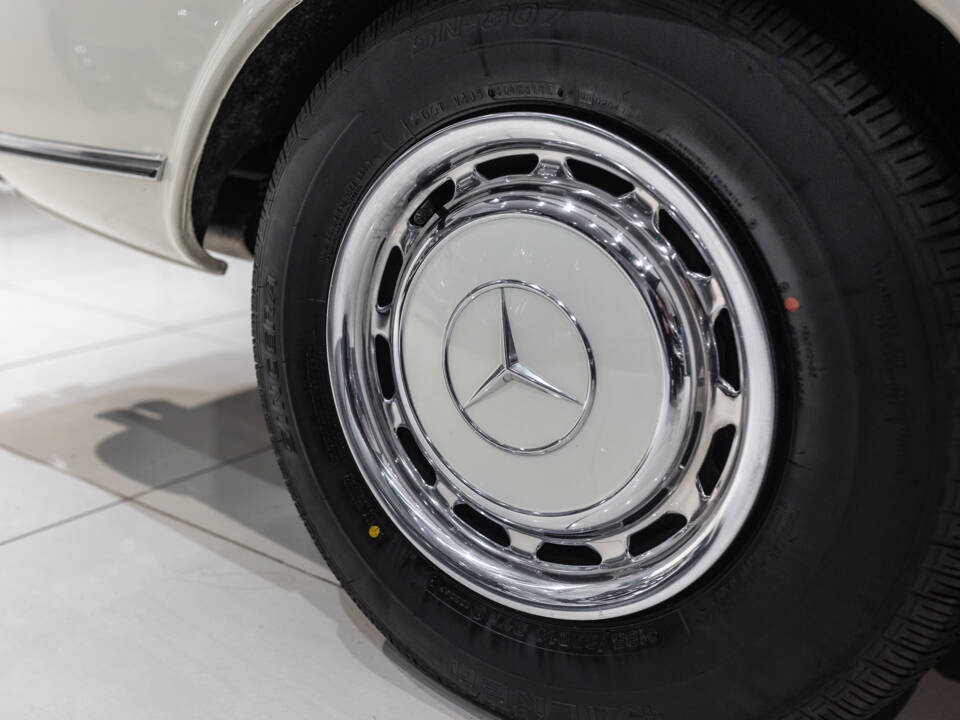 Image 29/74 of Mercedes-Benz 280 SL (1969)