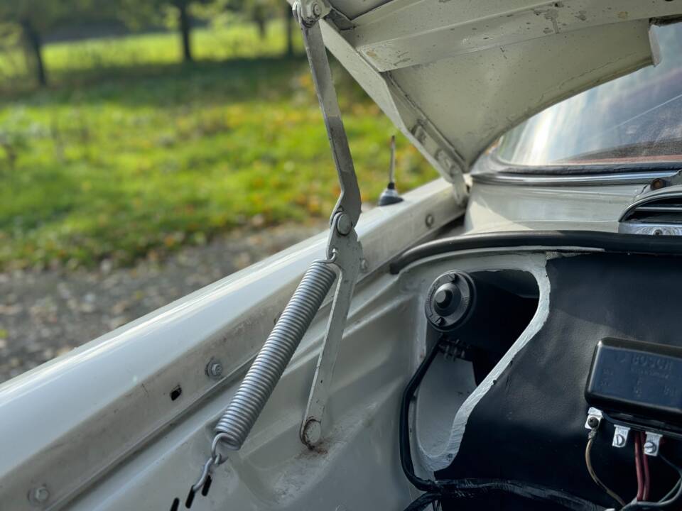 Image 100/132 of Mercedes-Benz 220 SE b (1963)