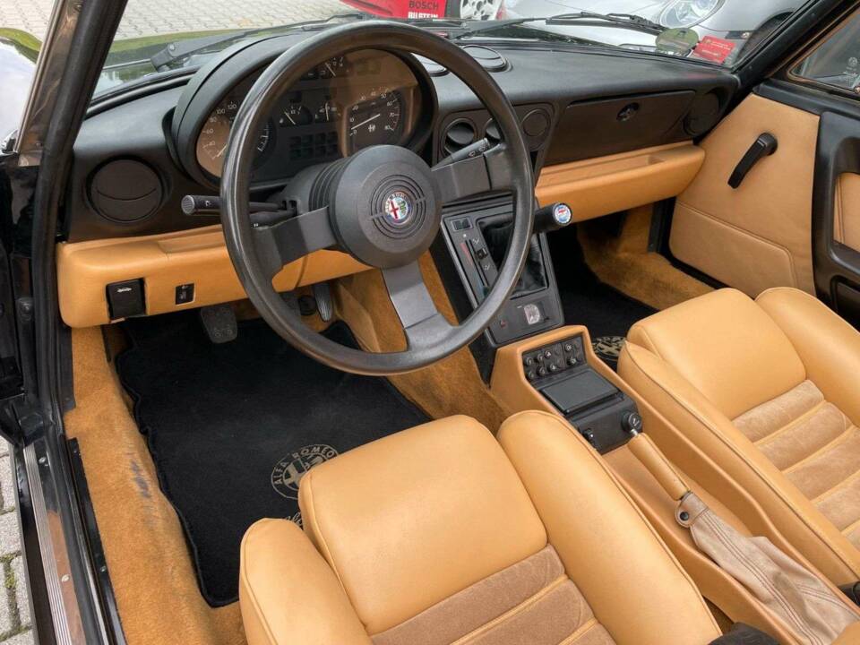Immagine 10/18 di Alfa Romeo 2.0 Spider (1993)