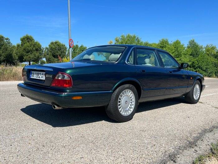 Image 4/7 of Jaguar XJ 8 Executive (1999)