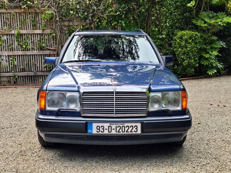 Image 8/36 of Mercedes-Benz 220 TE (1993)