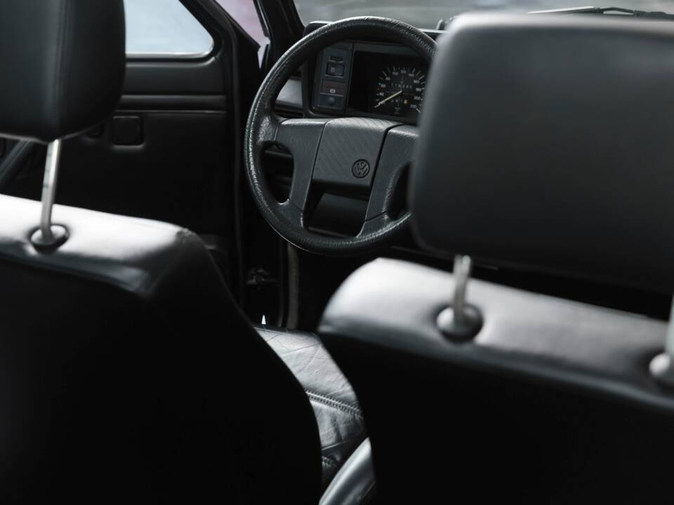 Image 21/36 of Volkswagen Golf Mk I Convertible 1.8 (1993)