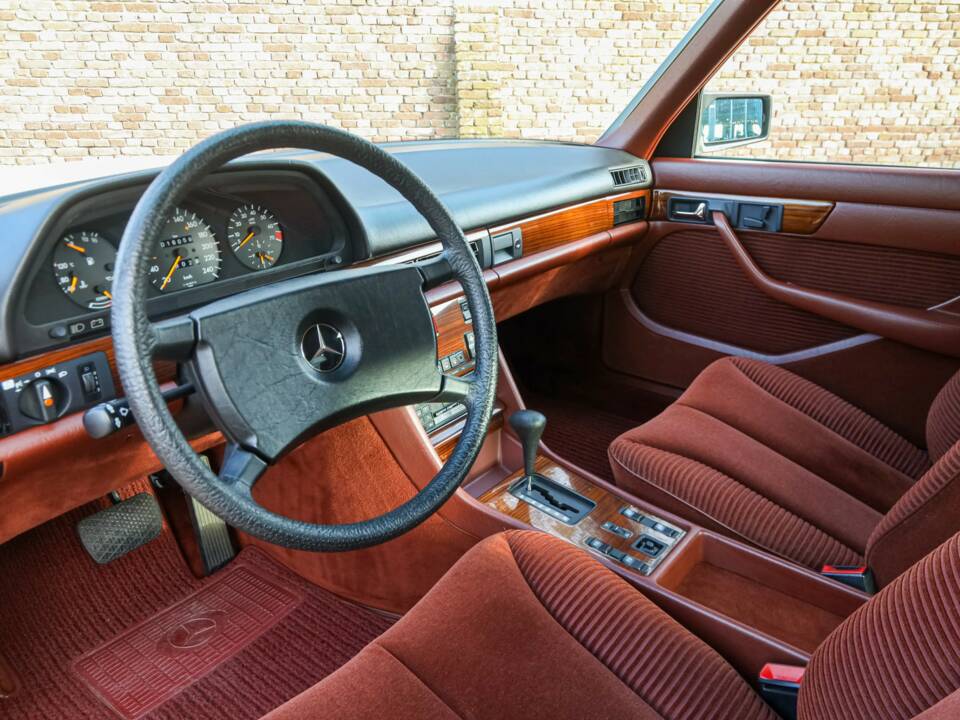 Image 3/50 de Mercedes-Benz 280 S (1988)