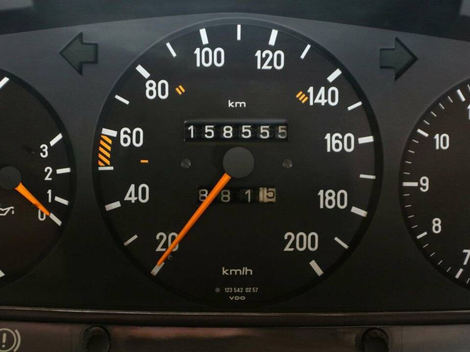 Bild 24/49 von Mercedes-Benz 250 lang (1985)