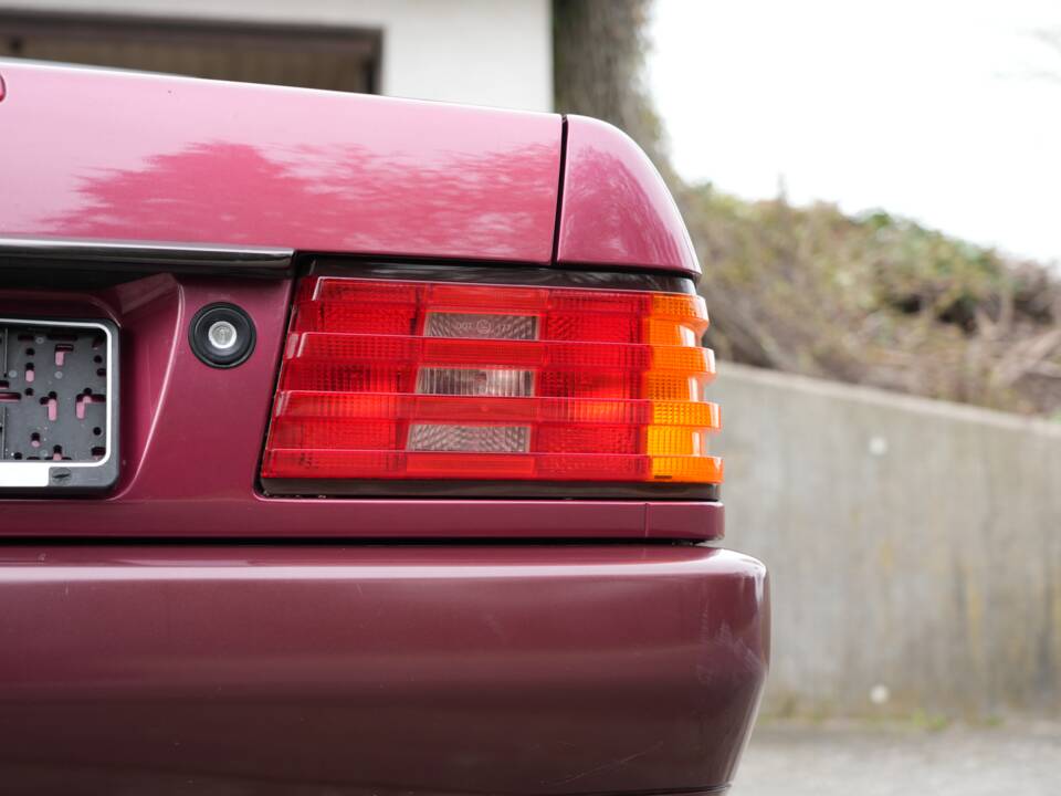Image 27/95 of Mercedes-Benz 300 SL (1993)