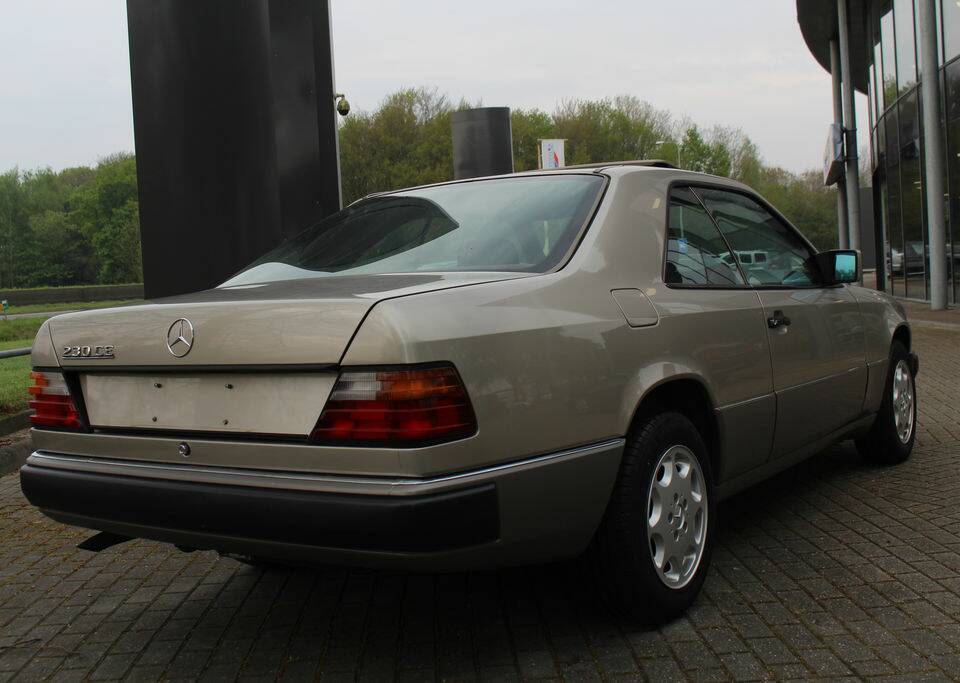 Bild 8/8 von Mercedes-Benz 230 CE (1991)