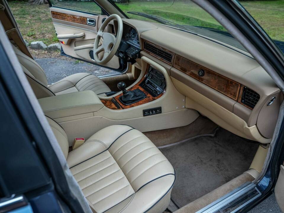 Immagine 43/55 di Jaguar XJ 40 (XJ-R) (1990)