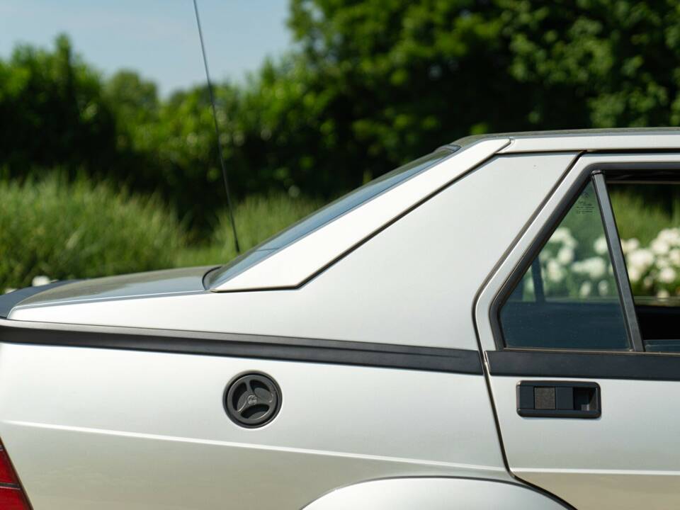 Obraz 17/50 pojazdu Alfa Romeo 75 2.0 Twin Spark (1989)