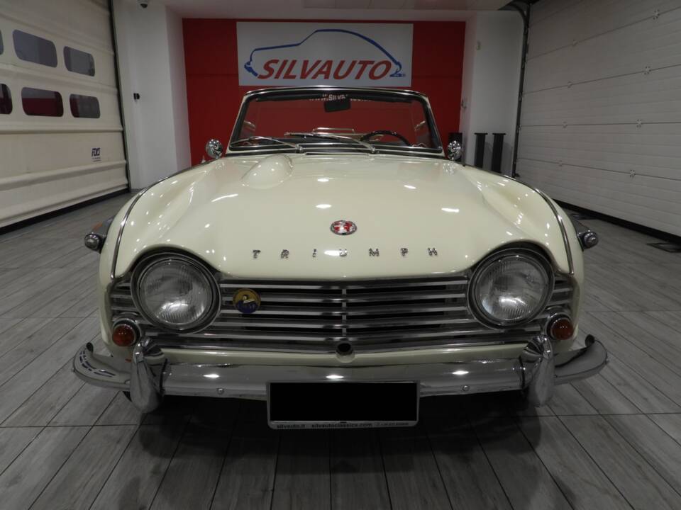 Immagine 2/15 di Triumph TR 4A IRS (1967)