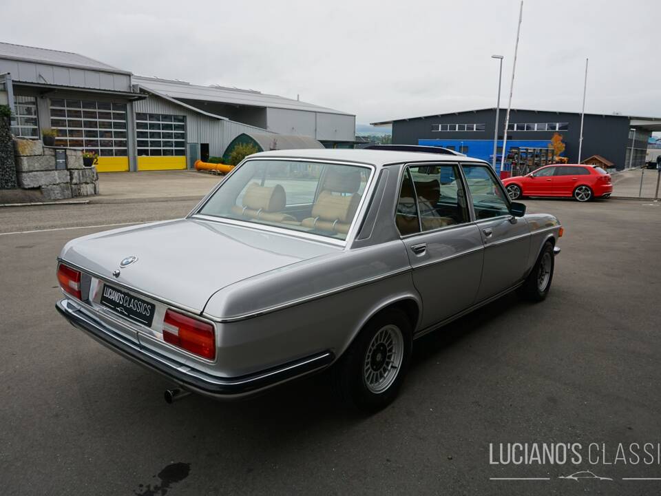 Image 13/76 de BMW 3,3 L (1975)