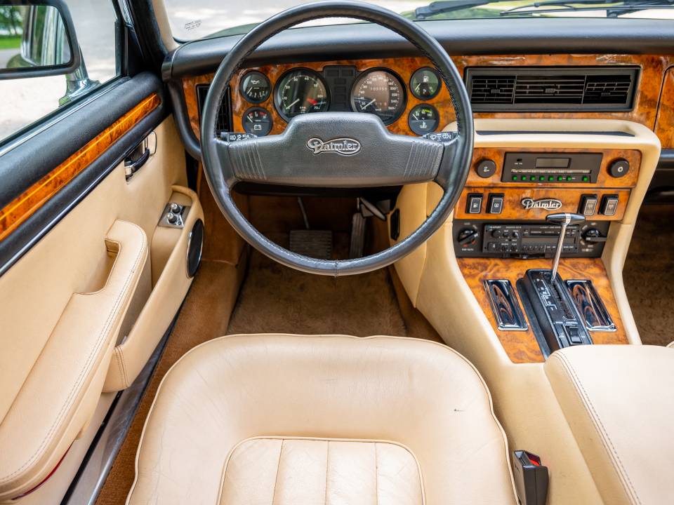 Image 35/42 of Daimler Double Six (1989)