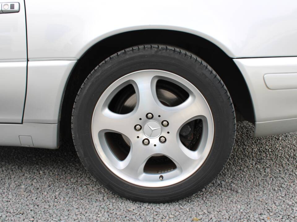 Image 24/50 of Mercedes-Benz SL 320 (2001)