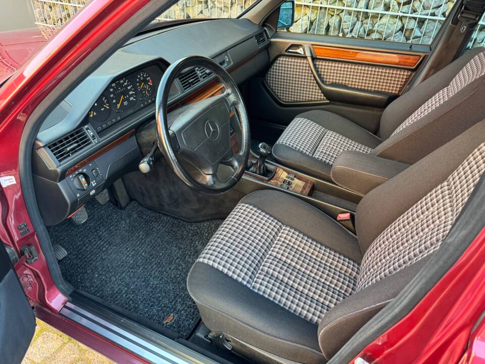 Immagine 17/75 di Mercedes-Benz 230 E (1992)