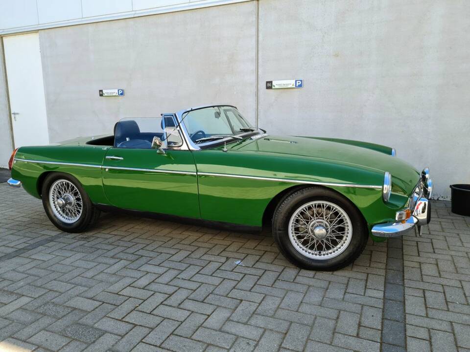Image 7/8 of MG MGB (1977)